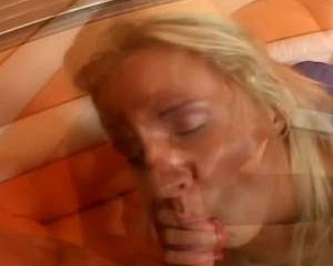 Blonde geile pik zuiger