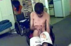 Invalide man trekt zich af in zijn rolstoel