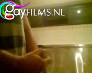 Stiekem filmt hij hoe hij zichzelf aftrekt op de wc