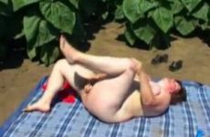 Rijpe dikke dame masturbeert buiten met een neplul