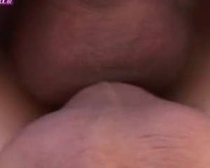 Schattig meisje in gangbang dubbel gepenetreerd in haar kutje