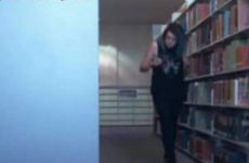 In de bibliotheek voor de webcam laat het meisje haar broek zakken en laat haar tietjes zien